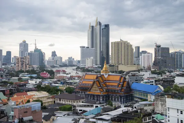 Wat Ratchanatdaram Worawihan Tayland 'ın Bangkok şehrinde ufuk çizgisi ile 7 Kasım 2024.