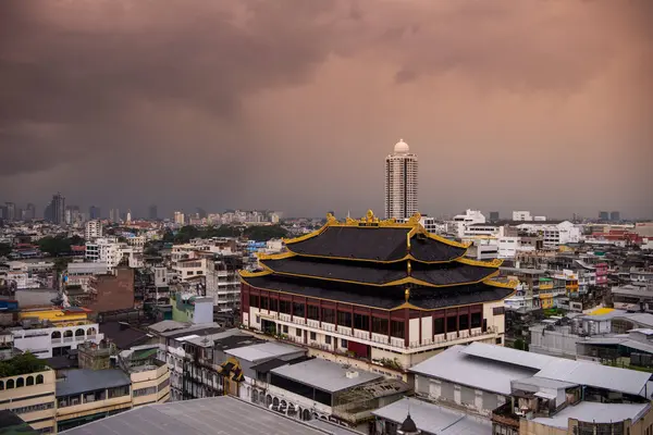Çin 'de Wat Chaiyaphum Karam Tayland' da Bangkok şehrinin silueti ile 5 Kasım 2024.