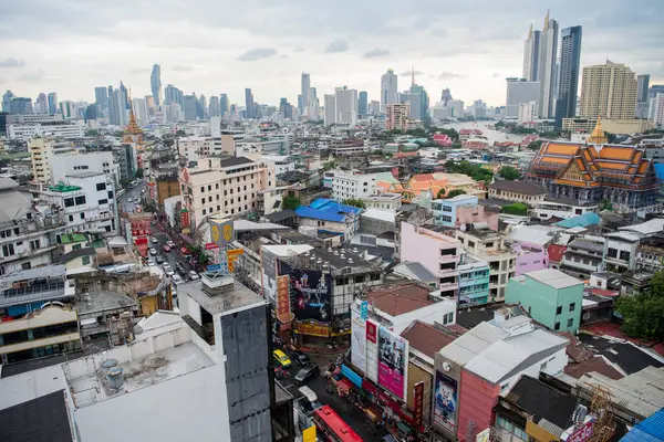 Tayland, Bangkok - 5 Kasım 2024: Tayland 'daki Bangkok şehrinde ufuk çizgisi olan Çin Mahallesi Yaowarat Yolu' na bakın.  