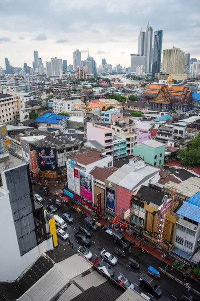 Tayland, Bangkok - 5 Kasım 2024: Tayland 'daki Bangkok şehrinde ufuk çizgisi olan Çin Mahallesi Yaowarat Yolu' na bakın.  