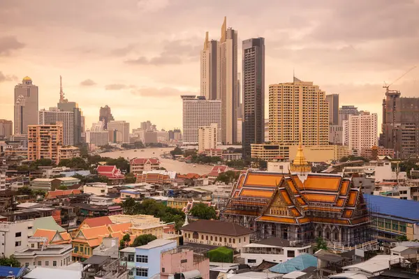 Tayland, Bangkok - 6 Kasım 2024: Wat Ko Tayland 'ın Bangkok şehrinde ufuk çizgisi olan Çin Kasabası.  
