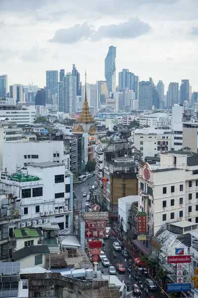 Tayland, Bangkok - 5 Kasım 2024: Tayland 'daki Bangkok şehrinde ufuk çizgisi olan Çin Mahallesi Yaowarat Yolu' na bakın.  