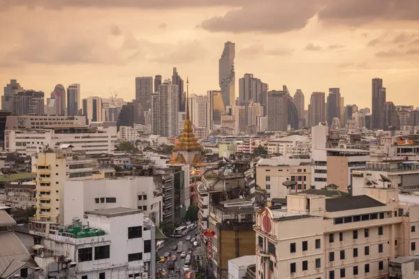 Tayland, Bangkok, 5 Kasım 2024 - Wat Traimit Çin Mahallesi, Tayland 'ın Bangkok şehrinde ufuk çizgisi ile.  