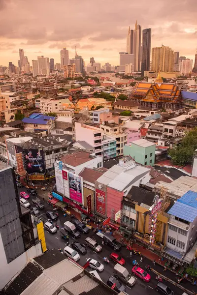 Tayland, Bangkok - 5 Kasım 2024: Tayland 'daki Bangkok şehrinde ufuk çizgisi olan Çin Mahallesi Yaowarat Yolu' na bakın.  