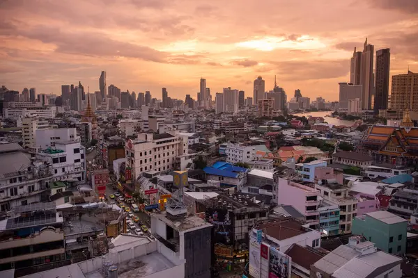   Tayland, Bangkok - 7 Kasım 2024: Tayland 'daki Bangkok şehrinde ufuk çizgisi olan Çin Kasabası.