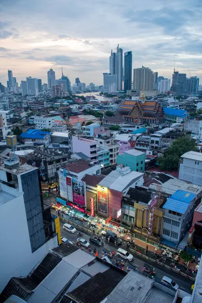 Tayland, Bangkok - 5 Kasım 2024: Tayland 'daki Bangkok şehrinde ufuk çizgisi olan Çin Mahallesi Yaowarat Yolu' na bakın.  