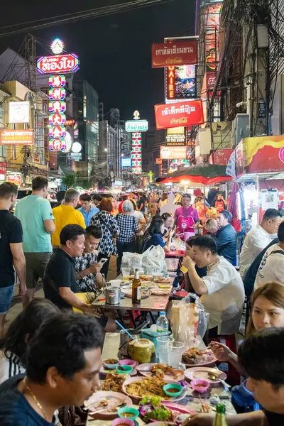 Tayland, Bangkok - 5 Kasım 2024: Tayland 'ın Çin Mahallesi' ndeki Yaowarat Yolu 'ndaki Gece Sokağındaki İnsanlar.