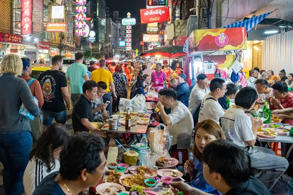 Tayland, Bangkok - 5 Kasım 2024: Tayland 'ın Çin Mahallesi' ndeki Yaowarat Yolu 'ndaki Gece Sokağındaki İnsanlar.