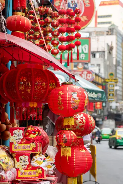 Tayland, Bangkok - 6 Kasım 2024: Tayland 'ın Bangkok şehrinde ufuk çizgisi olan Çin Mahallesi' ndeki market caddesinde kırmızı fenerler. 