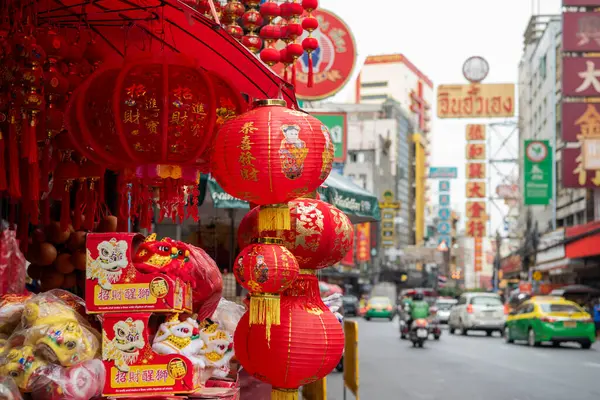 Tayland, Bangkok - 6 Kasım 2024: Tayland 'ın Bangkok şehrinde ufuk çizgisi olan Çin Mahallesi' ndeki market caddesinde kırmızı fenerler. 