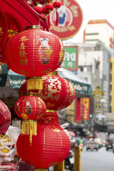 Tayland, Bangkok - 6 Kasım 2024: Tayland 'ın Bangkok şehrinde ufuk çizgisi olan Çin Mahallesi' ndeki market caddesinde kırmızı fenerler. 
