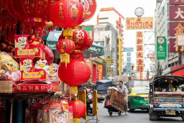Tayland, Bangkok - 6 Kasım 2024: Tayland 'ın Bangkok şehrinde ufuk çizgisi olan Çin Mahallesi' ndeki market caddesinde kırmızı fenerler. 