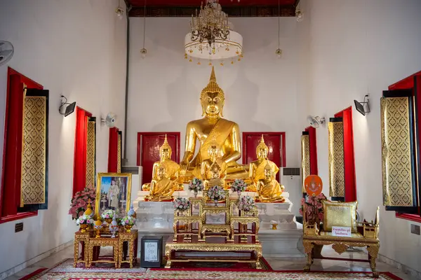 Tayland, Bangkok - 6 Kasım 2024: Wat Maha Phruettharam Worawihan Bangkok, Tayland.  