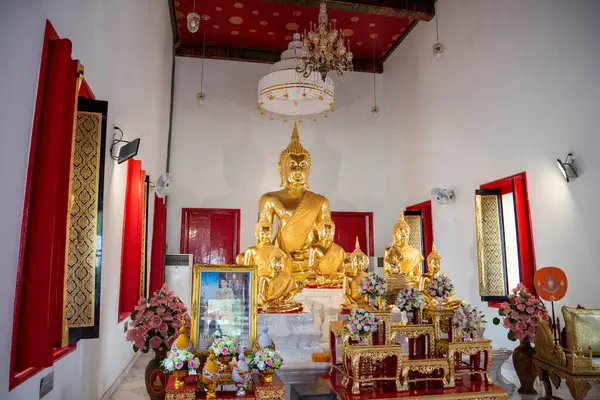 Tayland, Bangkok - 6 Kasım 2024: Wat Maha Phruettharam Worawihan Bangkok, Tayland.  