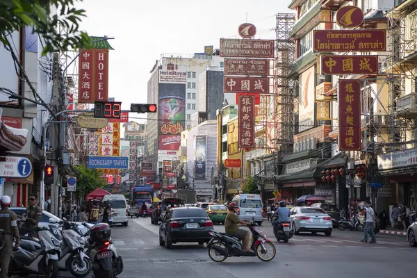 Tayland, Bangkok - 6 Kasım 2024: Tayland 'ın Bangkok şehrindeki Çin Mahallesi Yaowarat Yolu' nda trafik.