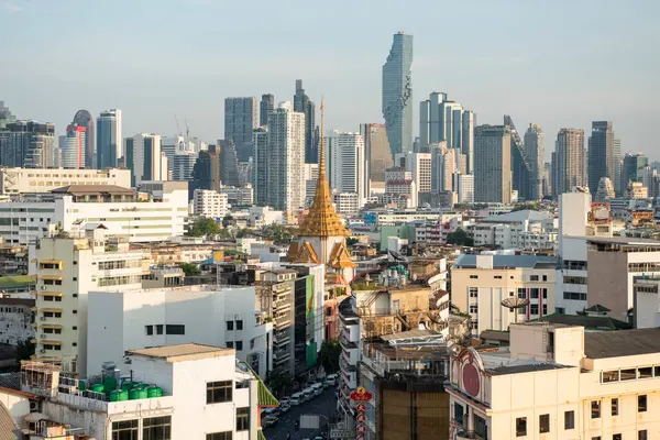 Tayland, Bangkok, 6 Kasım 2024 - Wat Traimit Çin Mahallesi, Tayland 'ın Bangkok şehrinde ufuk çizgisi ile. 