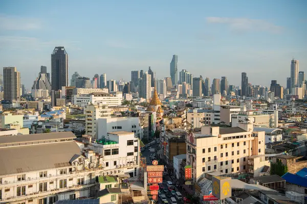   Tayland, Bangkok - 7 Kasım 2024: Tayland 'daki Bangkok şehrinde ufuk çizgisi olan Çin Kasabası.