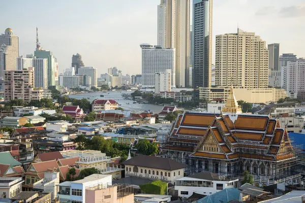 Tayland, Bangkok - 6 Kasım 2024: Wat Ko Tayland 'ın Bangkok şehrinde ufuk çizgisi olan Çin Kasabası.  