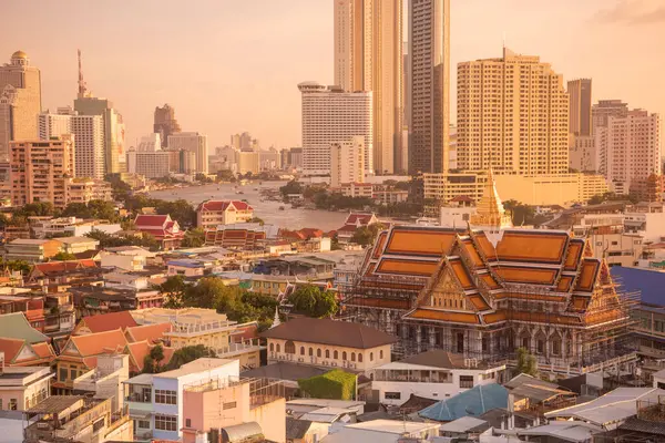 Tayland, Bangkok - 6 Kasım 2024: Wat Ko Tayland 'ın Bangkok şehrinde ufuk çizgisi olan Çin Kasabası.  