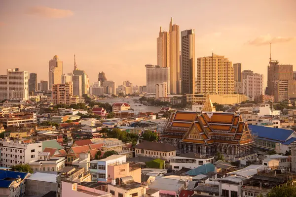 Tayland, Bangkok - 6 Kasım 2024: Wat Ko Tayland 'ın Bangkok şehrinde ufuk çizgisi olan Çin Kasabası.  