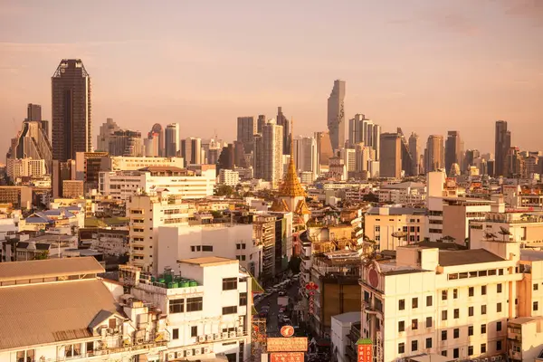 Tayland, Bangkok, 6 Kasım 2024 - Wat Traimit Çin Mahallesi, Tayland 'ın Bangkok şehrinde ufuk çizgisi ile. 