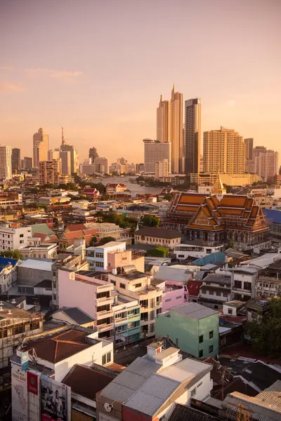 Tayland, Bangkok - 6 Kasım 2024: Wat Ko Tayland 'ın Bangkok şehrinde ufuk çizgisi olan Çin Kasabası.  
