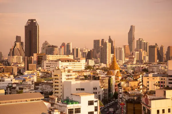 Tayland, Bangkok, 6 Kasım 2024 - Wat Traimit Çin Mahallesi, Tayland 'ın Bangkok şehrinde ufuk çizgisi ile. 