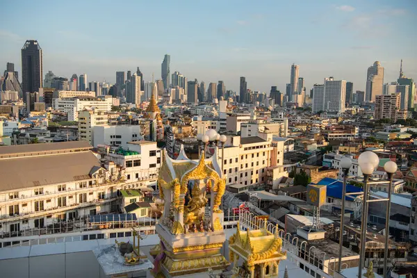 Tayland, Bangkok, 6 Kasım 2024 - Wat Traimit Çin Mahallesi, Tayland 'ın Bangkok şehrinde ufuk çizgisi ile. 