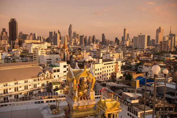 Tayland, Bangkok, 6 Kasım 2024 - Wat Traimit Çin Mahallesi, Tayland 'ın Bangkok şehrinde ufuk çizgisi ile. 