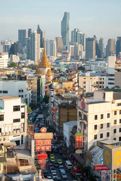 Tayland, Bangkok - 5 Kasım 2024: Tayland 'daki Bangkok şehrinde ufuk çizgisi olan Çin Mahallesi Yaowarat Yolu' na bakın.  