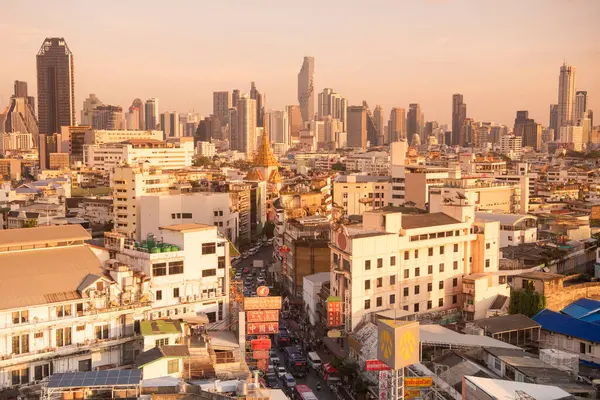 Tayland, Bangkok - 5 Kasım 2024: Tayland 'daki Bangkok şehrinde ufuk çizgisi olan Çin Mahallesi Yaowarat Yolu' na bakın.  