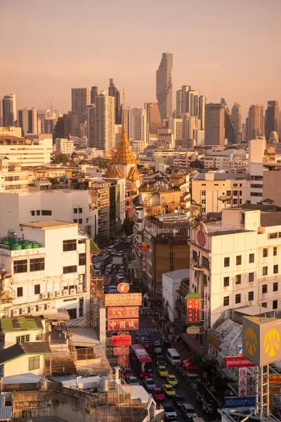 Tayland, Bangkok - 5 Kasım 2024: Tayland 'daki Bangkok şehrinde ufuk çizgisi olan Çin Mahallesi Yaowarat Yolu' na bakın.  