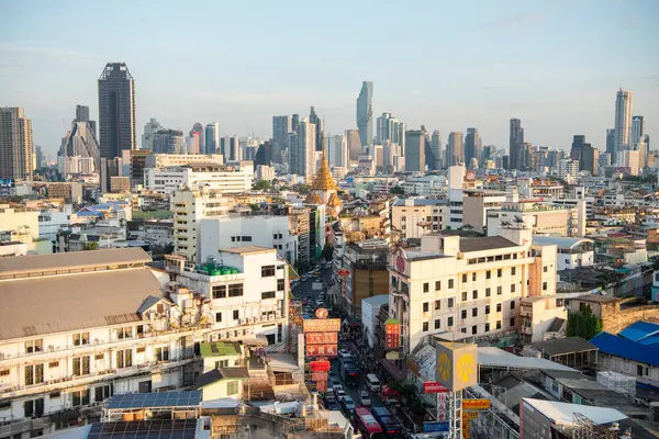 Tayland, Bangkok - 5 Kasım 2024: Tayland 'daki Bangkok şehrinde ufuk çizgisi olan Çin Mahallesi Yaowarat Yolu' na bakın.  