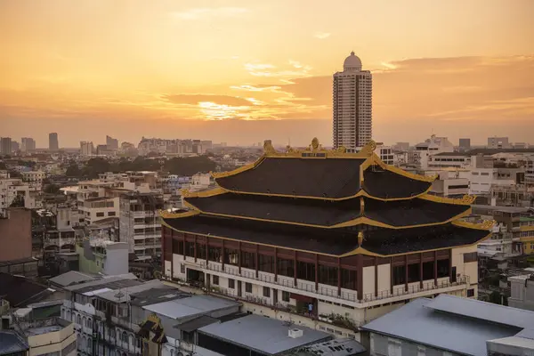 Wat Chaiyaphum Karam, Tayland 'ın Bangkok şehrinin silueti ile 6 Kasım 2024.