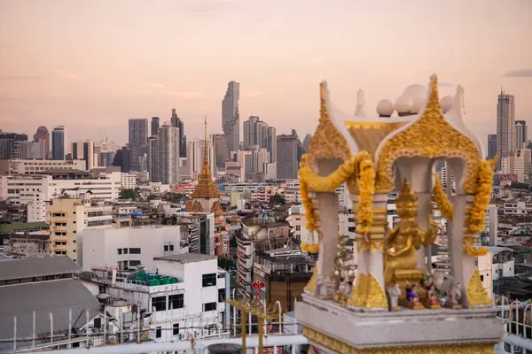 Tayland, Bangkok, 6 Kasım 2024 - Wat Traimit Çin Mahallesi, Tayland 'ın Bangkok şehrinde ufuk çizgisi ile. 
