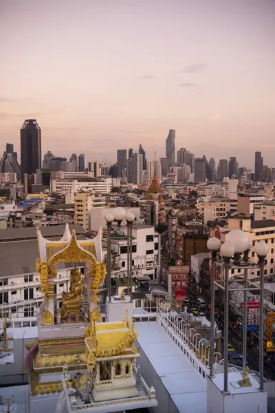 Tayland, Bangkok, 6 Kasım 2024 - Wat Traimit Çin Mahallesi, Tayland 'ın Bangkok şehrinde ufuk çizgisi ile. 