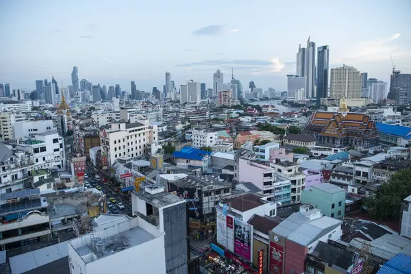   Tayland, Bangkok - 7 Kasım 2024: Tayland 'daki Bangkok şehrinde ufuk çizgisi olan Çin Kasabası.