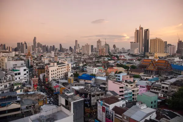   Tayland, Bangkok - 7 Kasım 2024: Tayland 'daki Bangkok şehrinde ufuk çizgisi olan Çin Kasabası.