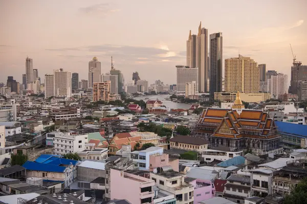 Tayland, Bangkok - 6 Kasım 2024: Wat Ko Tayland 'ın Bangkok şehrinde ufuk çizgisi olan Çin Kasabası.  