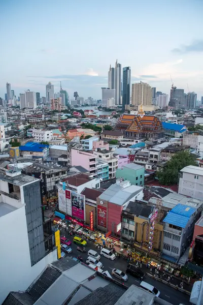 Tayland, Bangkok - 5 Kasım 2024: Tayland 'daki Bangkok şehrinde ufuk çizgisi olan Çin Mahallesi Yaowarat Yolu' na bakın.  