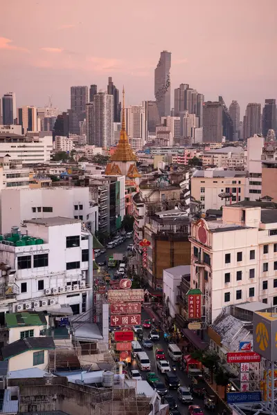 Tayland, Bangkok - 5 Kasım 2024: Tayland 'daki Bangkok şehrinde ufuk çizgisi olan Çin Mahallesi Yaowarat Yolu' na bakın.  