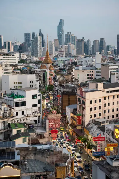 Tayland, Bangkok - 5 Kasım 2024: Tayland 'daki Bangkok şehrinde ufuk çizgisi olan Çin Mahallesi Yaowarat Yolu' na bakın.  