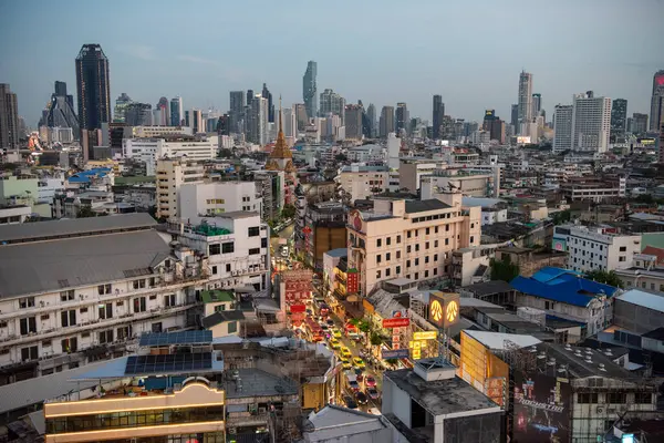 Tayland, Bangkok - 5 Kasım 2024: Tayland 'daki Bangkok şehrinde ufuk çizgisi olan Çin Mahallesi Yaowarat Yolu' na bakın.  