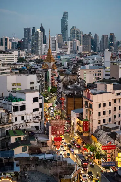 Tayland, Bangkok - 5 Kasım 2024: Tayland 'daki Bangkok şehrinde ufuk çizgisi olan Çin Mahallesi Yaowarat Yolu' na bakın.  