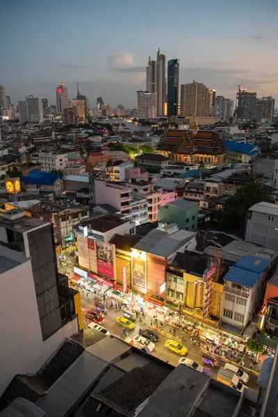 Tayland, Bangkok - 5 Kasım 2024: Tayland 'daki Bangkok şehrinde ufuk çizgisi olan Çin Mahallesi Yaowarat Yolu' na bakın.  