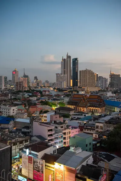 Tayland, Bangkok - 6 Kasım 2024: Wat Ko Tayland 'ın Bangkok şehrinde ufuk çizgisi olan Çin Kasabası.  