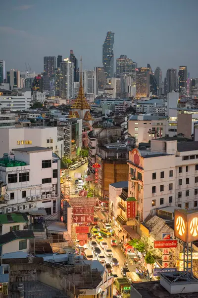 Tayland, Bangkok - 5 Kasım 2024: Tayland 'daki Bangkok şehrinde ufuk çizgisi olan Çin Mahallesi Yaowarat Yolu' na bakın.  