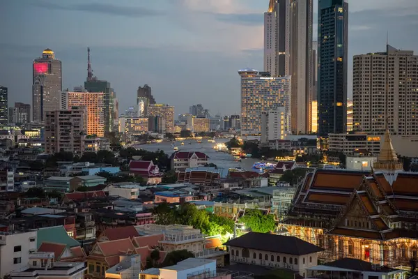 Tayland, Bangkok - 6 Kasım 2024: Wat Ko Tayland 'ın Bangkok şehrinde ufuk çizgisi olan Çin Kasabası.  