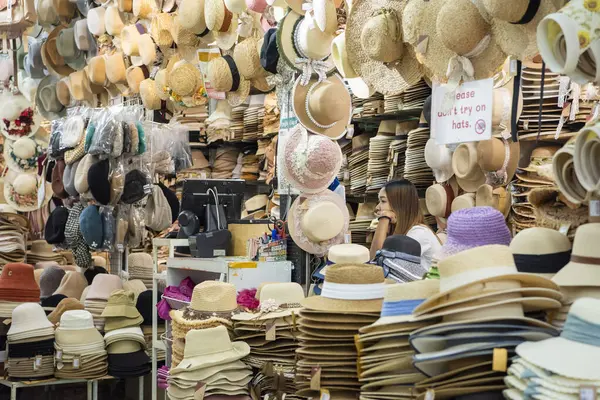 Tayland, Bangkok - 7 Kasım 2024: Tayland 'ın Bangkok şehrindeki Sampheng Market Line' da Şapkalar. 