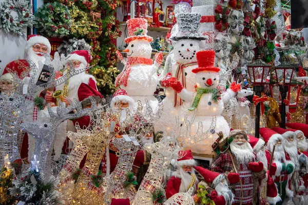 Tayland, Bangkok - 7 Kasım 2024: Tayland 'daki Bangkok şehrindeki Sampheng Market Line' da Noel süsleri.